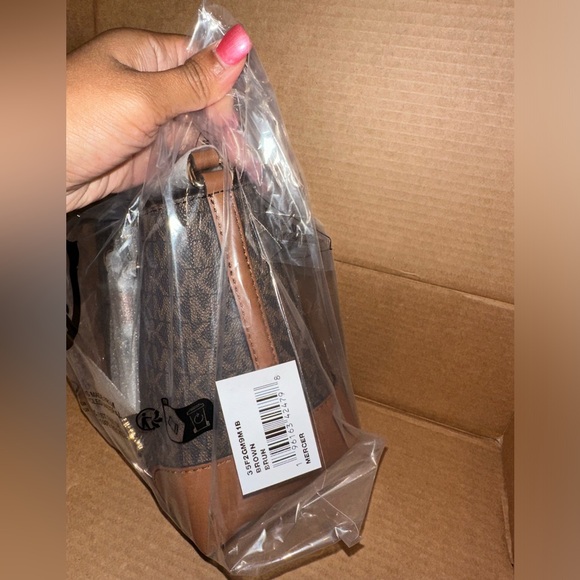 Michael Kors Mercer Small Logo Bucket Bag - Picture 5 of 7